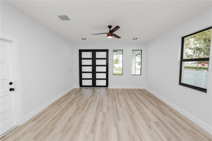 Spacious, unfurnished interior of a new home in , Tampa (Image 32).