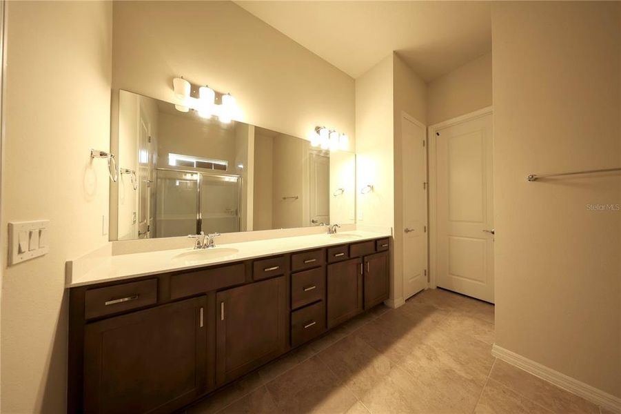 Furnished interior view inside a new home in , Orlando (Image 22).