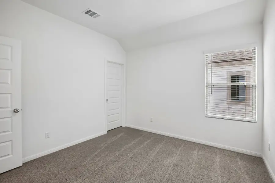 Spacious, unfurnished interior of a new home in Trinity Ranch, Elgin (Image 32).