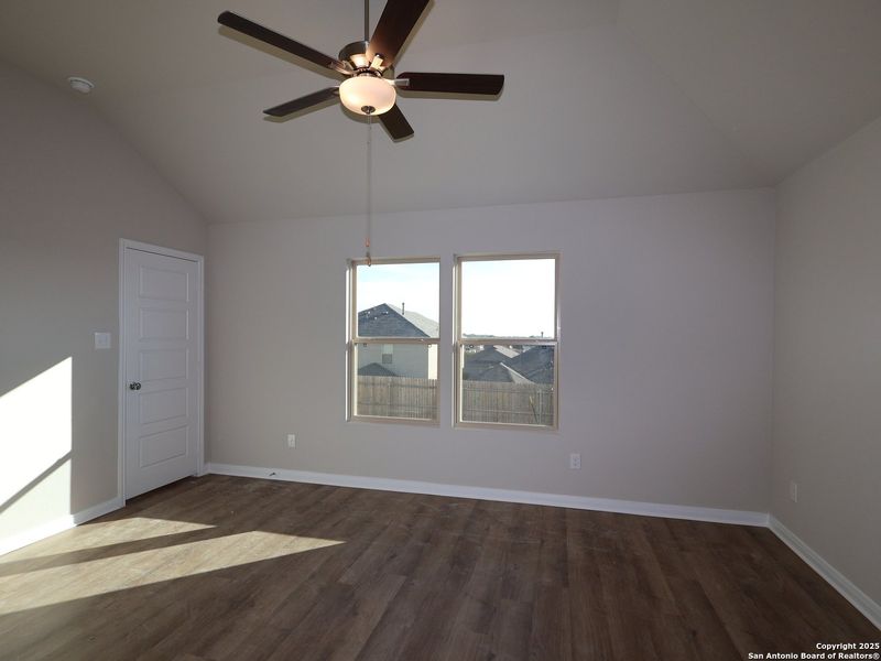 Spacious, unfurnished interior of a new home in Hunters Ranch, San Antonio (Image 25).