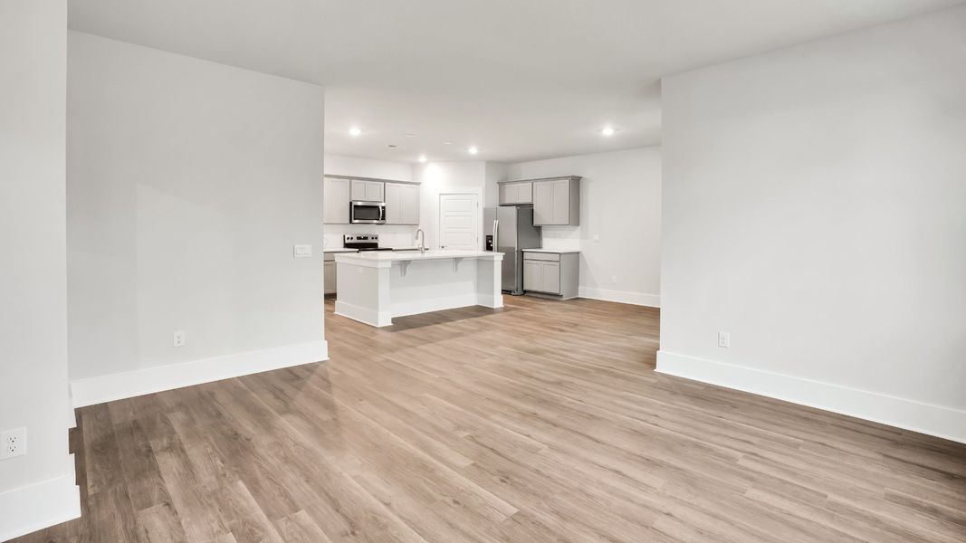 Spacious, unfurnished interior of a new home in Rolling Hills, Bolivia (Image 17).