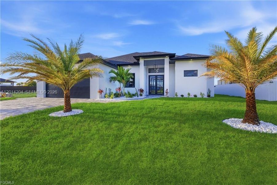 Exterior details and patio area of a home in , Cape Coral (Image 33).