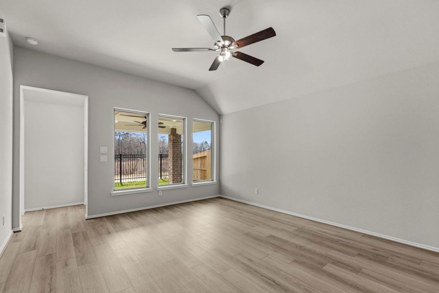 Spacious, unfurnished interior of a new home in Grand Central Park, Conroe (Image 16).