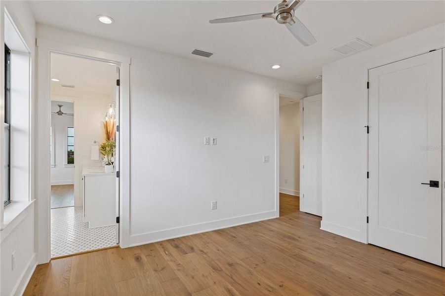 Spacious, unfurnished interior of a new home in , St. Petersburg (Image 61).