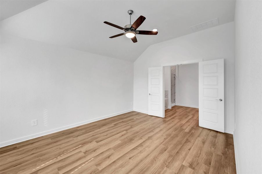 Spacious, unfurnished interior of a new home in Sorella, Tomball (Image 22).