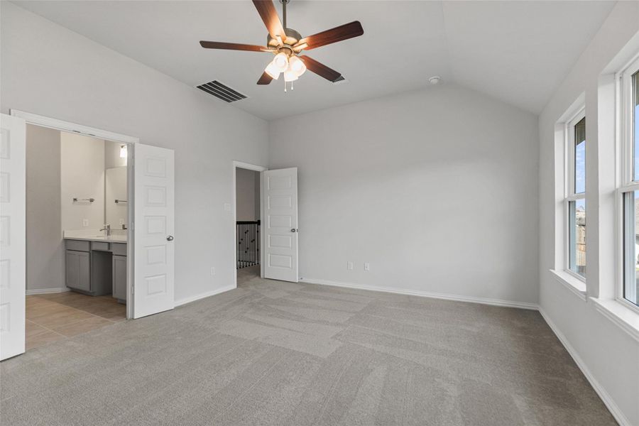 Spacious, unfurnished interior of a new home in Park at Eldridge, Sugar Land (Image 29). Spacious, unfurnished interior of a new home in Park at Eldridge, Sugar Land (Image 29).