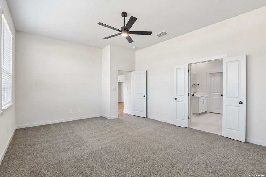 Spacious, unfurnished interior of a new home in Stream Waters, Seguin (Image 21).