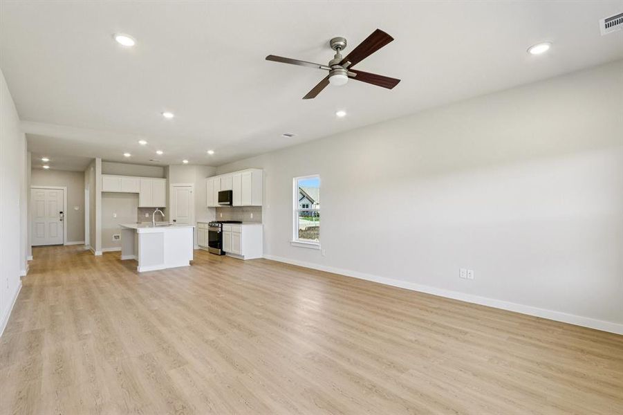Spacious, unfurnished interior of a new home in Hickory Hill, Sherman (Image 33).