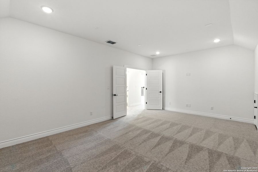 Spacious, unfurnished interior of a new home in Bison Ridge, San Antonio (Image 13). Spacious, unfurnished interior of a new home in Bison Ridge, San Antonio (Image 13).