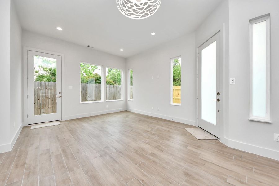 Spacious, unfurnished interior of a new home in Cay Landing, Houston (Image 19).