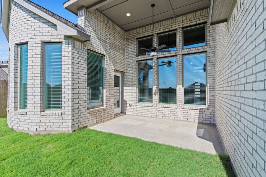 Exterior details and patio area of a home in Candela, Richmond (Image 3).