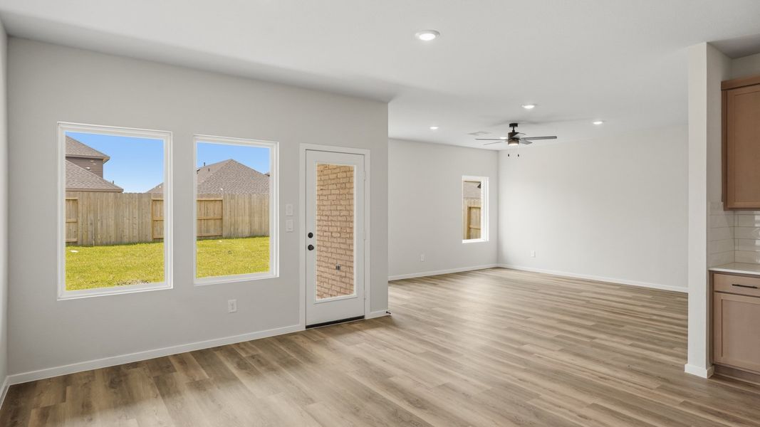 Spacious, unfurnished interior of a new home in Cypress Green, Tomball (Image 13).
