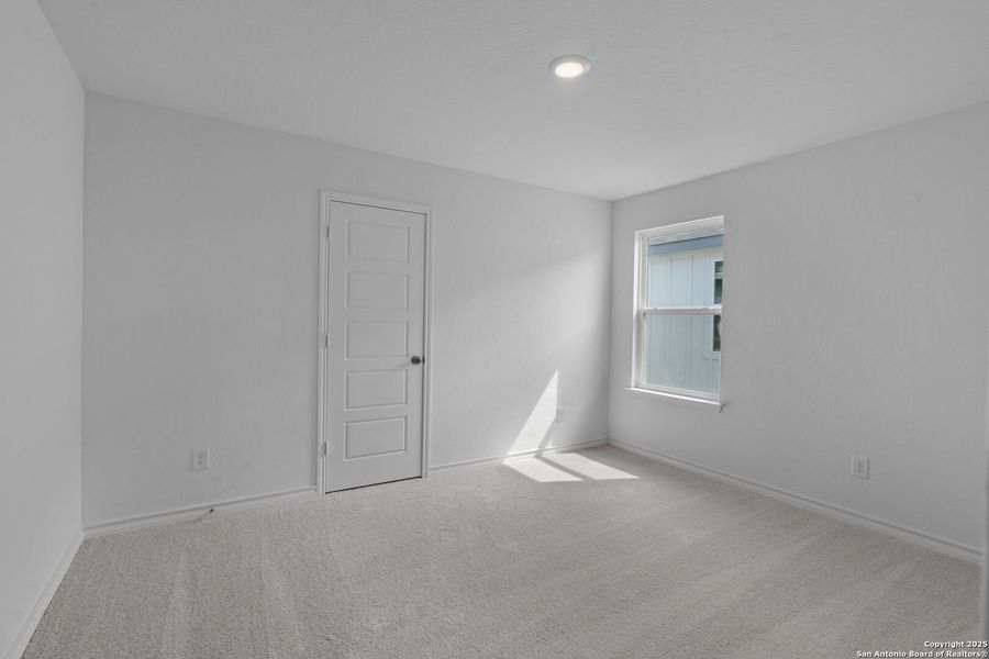 Spacious, unfurnished interior of a new home in Cinco Lakes, San Antonio (Image 13).