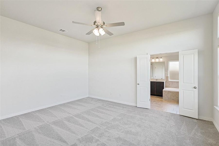 Unfurnished room with light carpet and ceiling fan