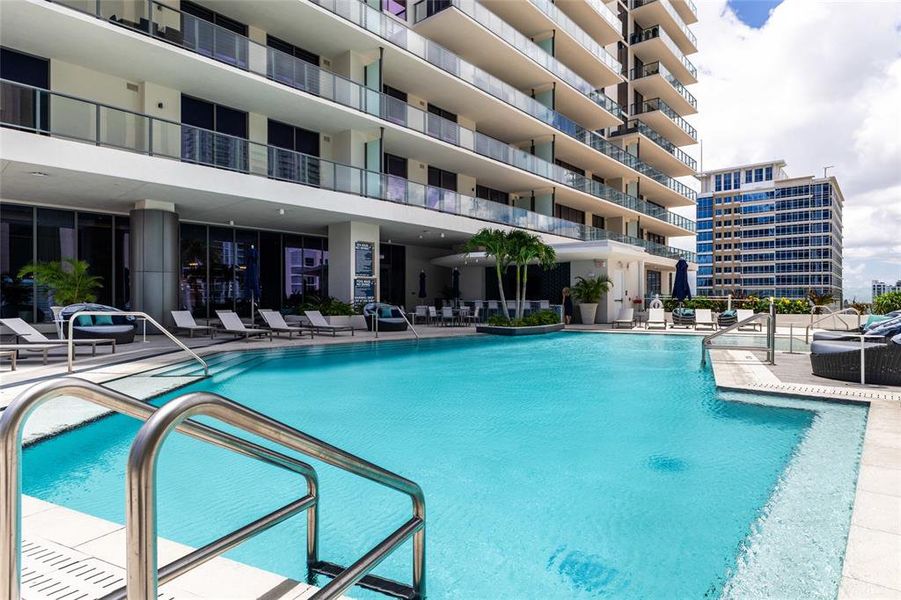 Condo located in St. Petersburg, FL showcasing its design and architecture (Image 36).