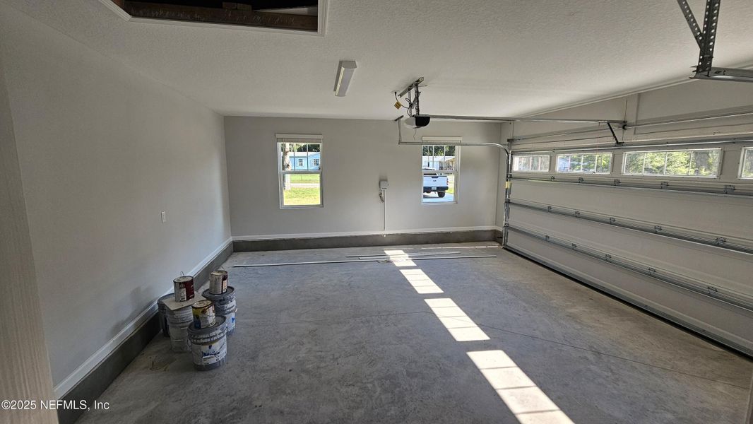 Spacious, unfurnished interior of a new home in , Jacksonville (Image 19).