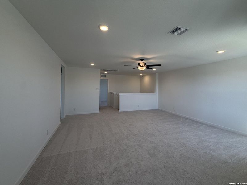 Spacious, unfurnished interior of a new home in Nopal Valley, San Antonio (Image 17).