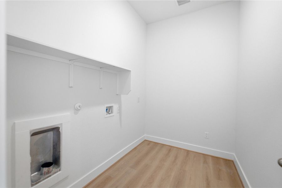 Spacious, unfurnished interior of a new home in Sunfield, Buda (Image 40). Spacious, unfurnished interior of a new home in Sunfield, Buda (Image 40).