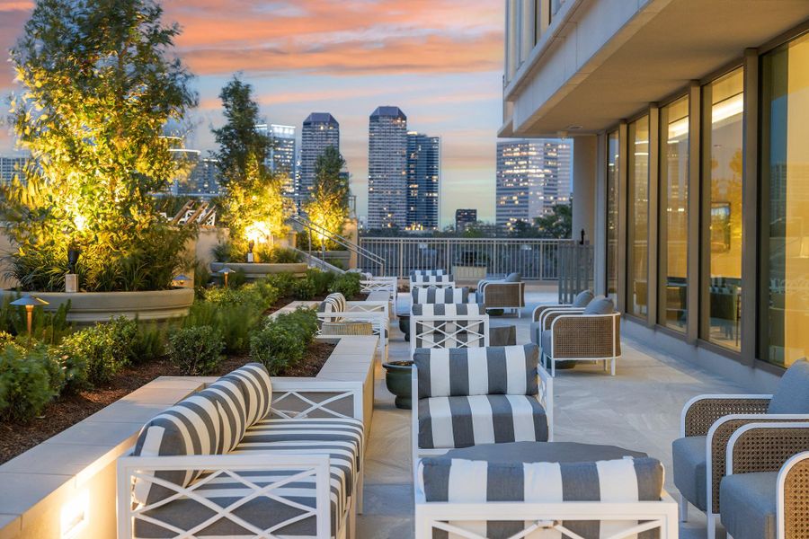 Outdoor seating flanked by manicured landscaping welcomes you to take in dramatic views from Post Oak high-rises to dazzling sunsets. Outdoor seating flanked by manicured landscaping welcomes you to take in dramatic views from Post Oak high-rises to dazzling sunsets.
