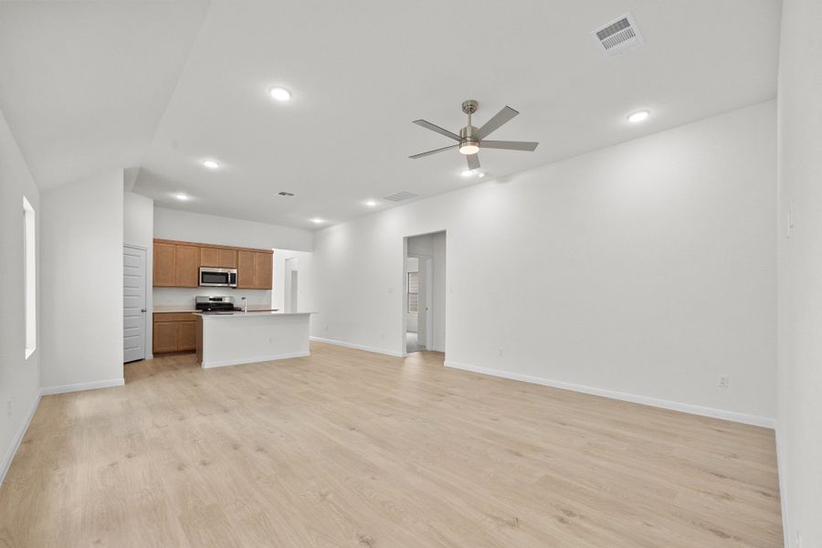 Spacious, unfurnished interior of a new home in Trinity Ranch, Elgin (Image 15).