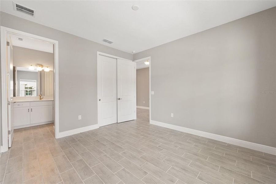 Spacious, unfurnished interior of a new home in , Ocala (Image 15).