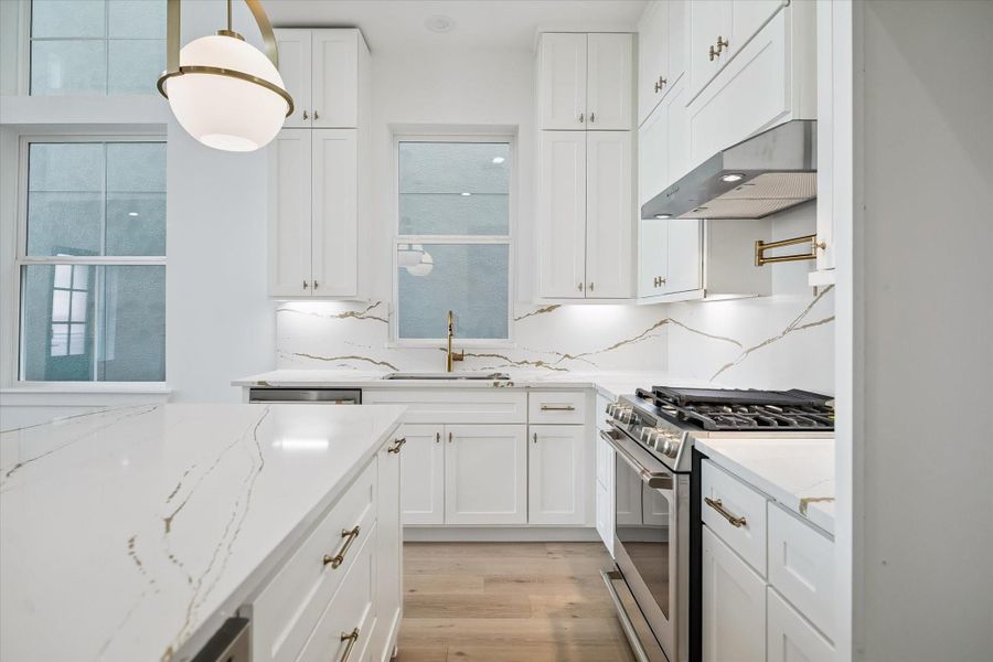 riverway kitchens feature beautiful Kentmore soft clothes, cabinets , Quartz countertops, and designer hardware and plumbing. And upgraded GE café appliances..