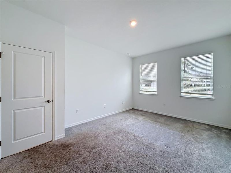 Spacious, unfurnished interior of a new home in , Mascotte (Image 27).