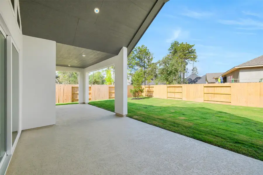 Exterior details and patio area of a home in Evergreen 70', Conroe (Image 1).