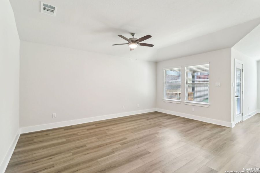 Spacious, unfurnished interior of a new home in Comanche Ridge, San Antonio (Image 33).