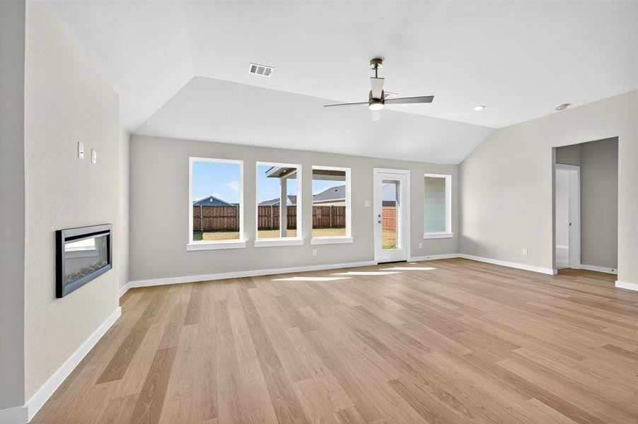 Spacious, unfurnished interior of a new home in Hickory Hill, Sherman (Image 31).