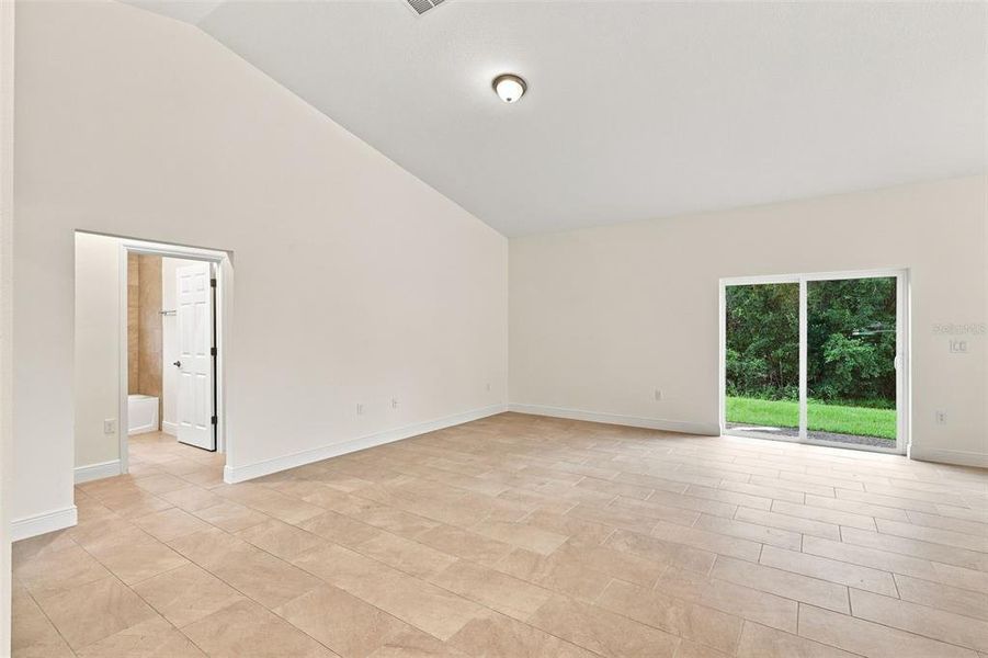 Spacious, unfurnished interior of a new home in , Yeehaw Junction (Image 22).