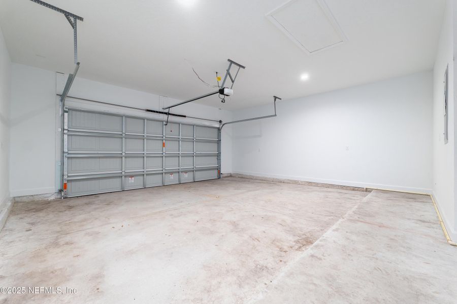 Spacious, unfurnished interior of a new home in , Middleburg (Image 13).