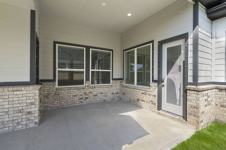 Exterior details and patio area of a home in Riceland, Mont Belvieu (Image 4).