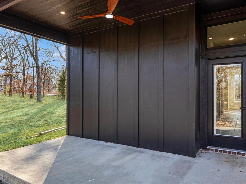 Exterior details and patio area of a home in , Malakoff (Image 4).