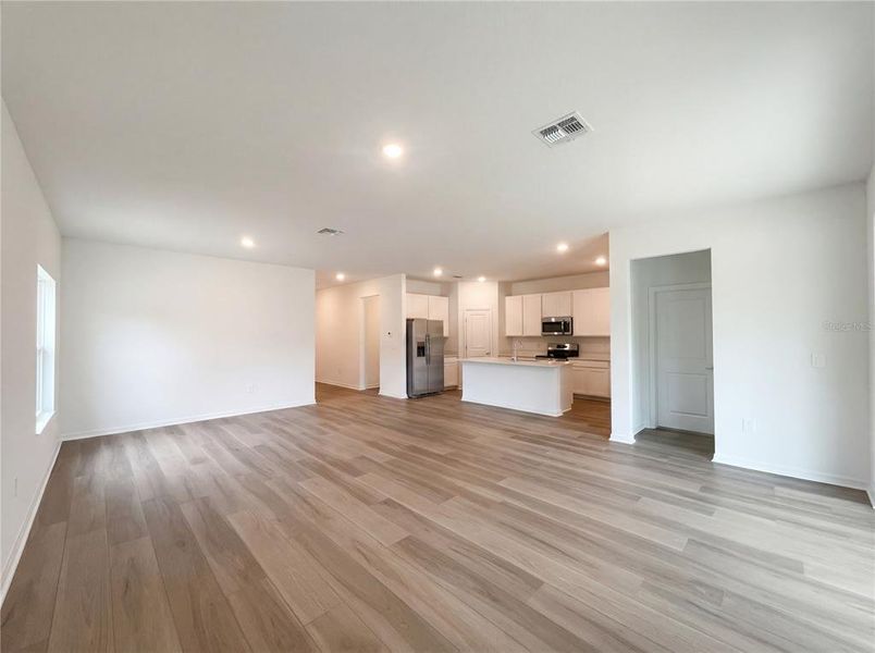Spacious, unfurnished interior of a new home in Grand Park, Dunnellon (Image 18).