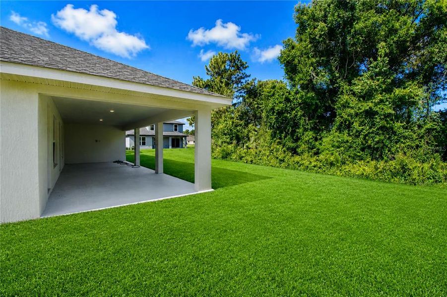 Exterior details and patio area of a home in , Dunnellon (Image 3).