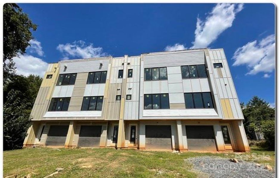 Condo located in Charlotte, NC showcasing its design and architecture (Image 3). Condo located in Charlotte, NC showcasing its design and architecture (Image 3).