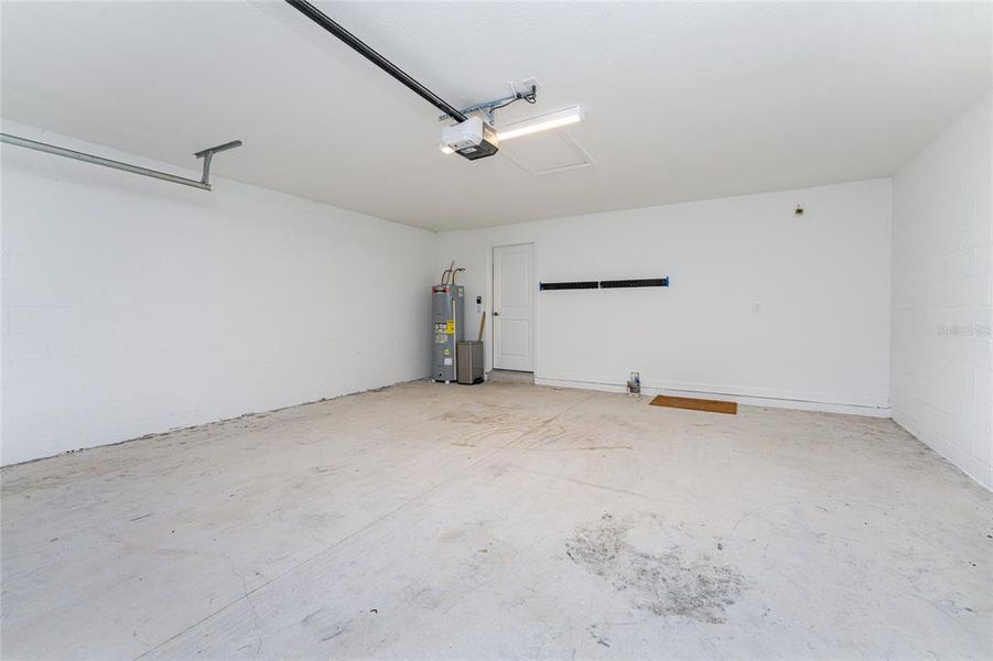 Spacious, unfurnished interior of a new home in , Englewood (Image 36).