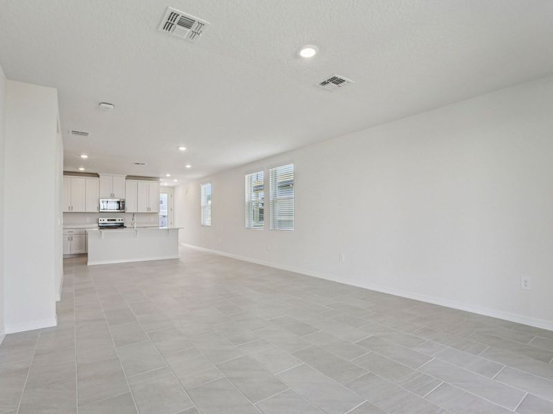 Spacious, unfurnished interior of a new home in Springs at Lake Alfred - Classic Series, Lake Alfred (Image 9).
