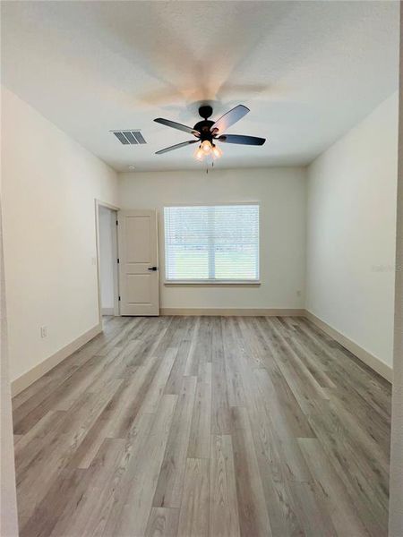 Spacious, unfurnished interior of a new home in , Dunnellon (Image 6).