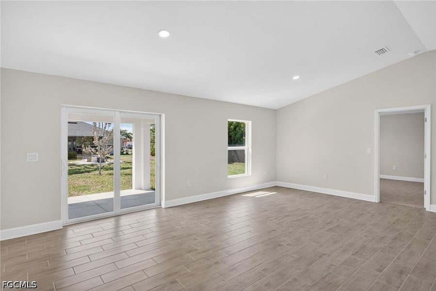 Spacious, unfurnished interior of a new home in Cape Coral, Cape Coral (Image 14).
