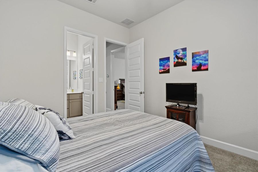 Secondary bedroom with en suite Secondary bedroom with en suite