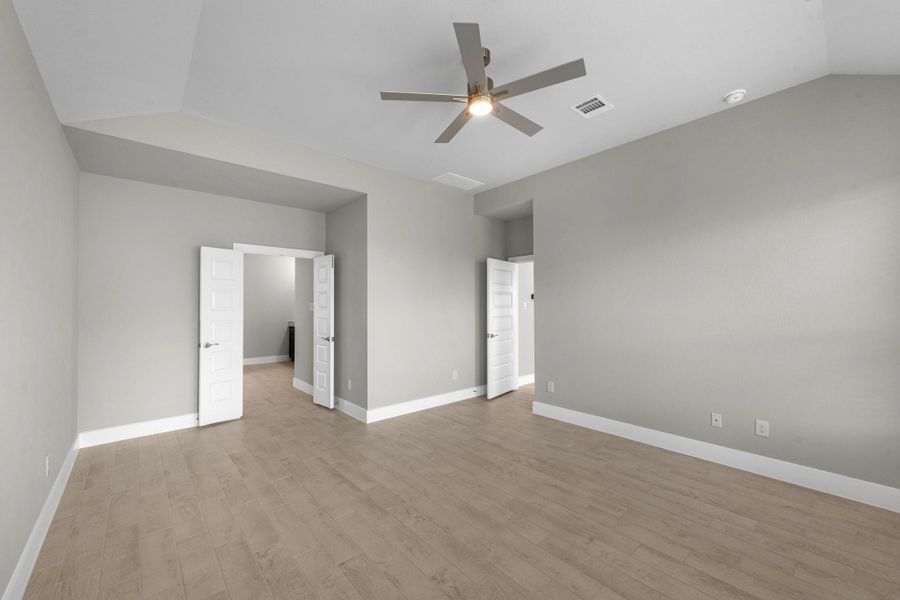 Spacious, unfurnished interior of a new home in Morton Creek Ranch, Katy (Image 18).