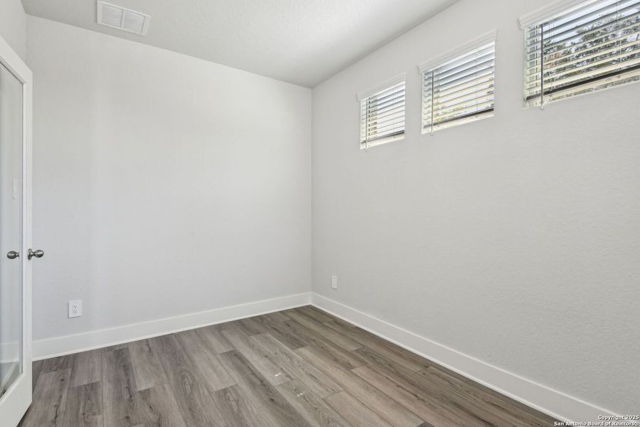 Spacious, unfurnished interior of a new home in Thomas Pond, San Antonio (Image 38).