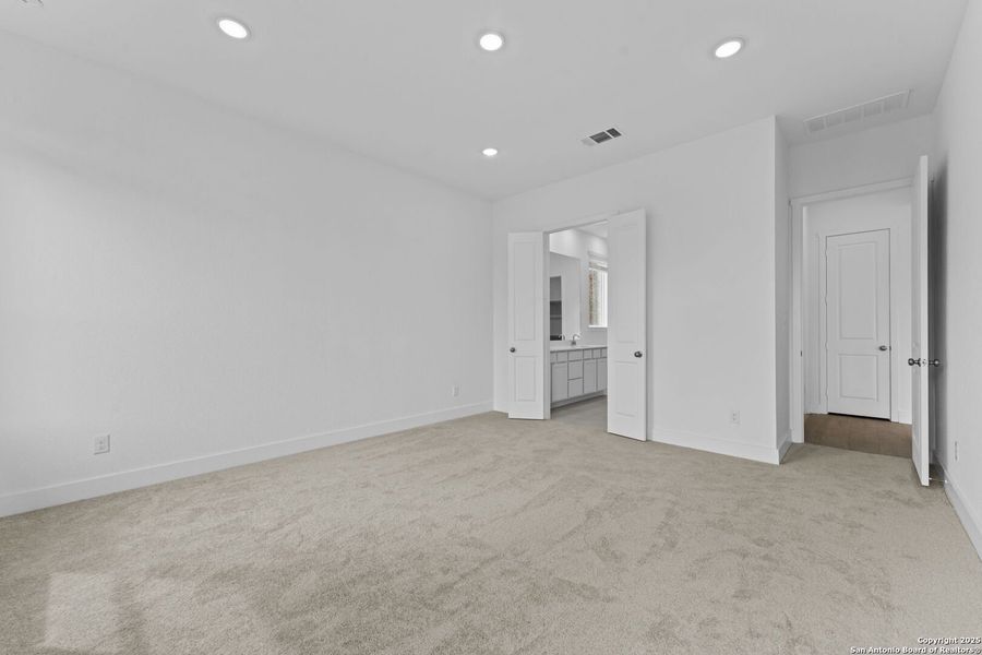 Spacious, unfurnished interior of a new home in , New Braunfels (Image 35).