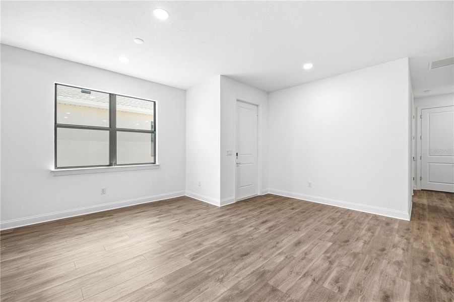 Spacious, unfurnished interior of a new home in , Apollo Beach (Image 27).