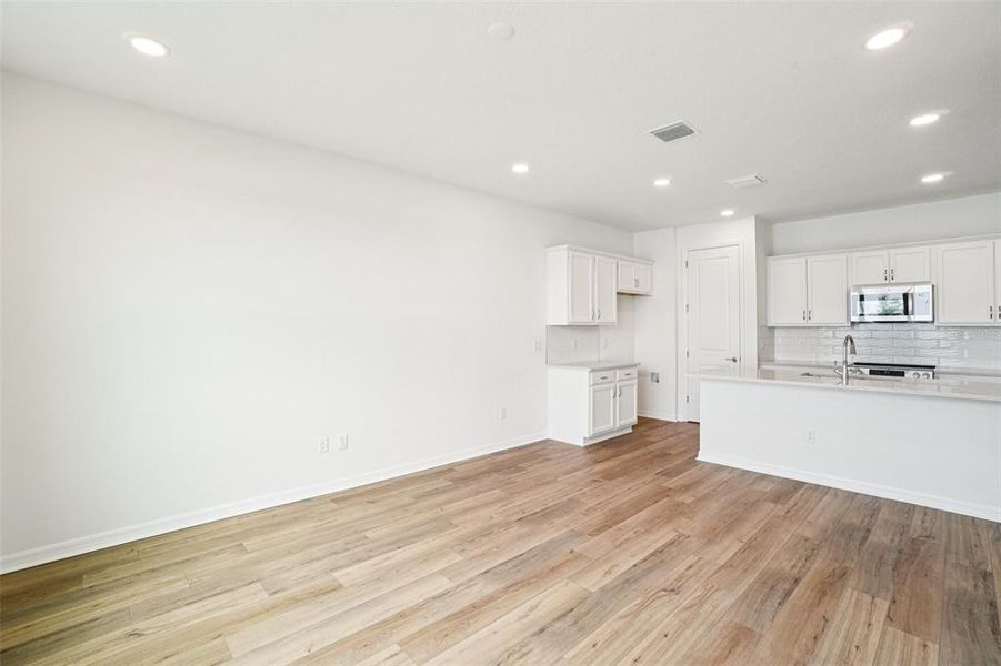 Spacious, unfurnished interior of a new home in Isla Mirada, San Antonio (Image 35).