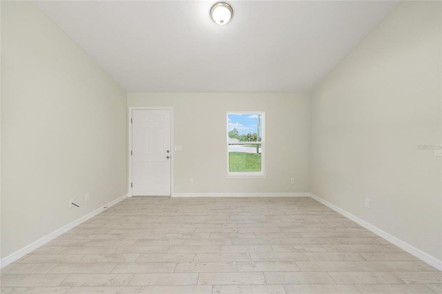 Spacious, unfurnished interior of a new home in , Ocala (Image 27).