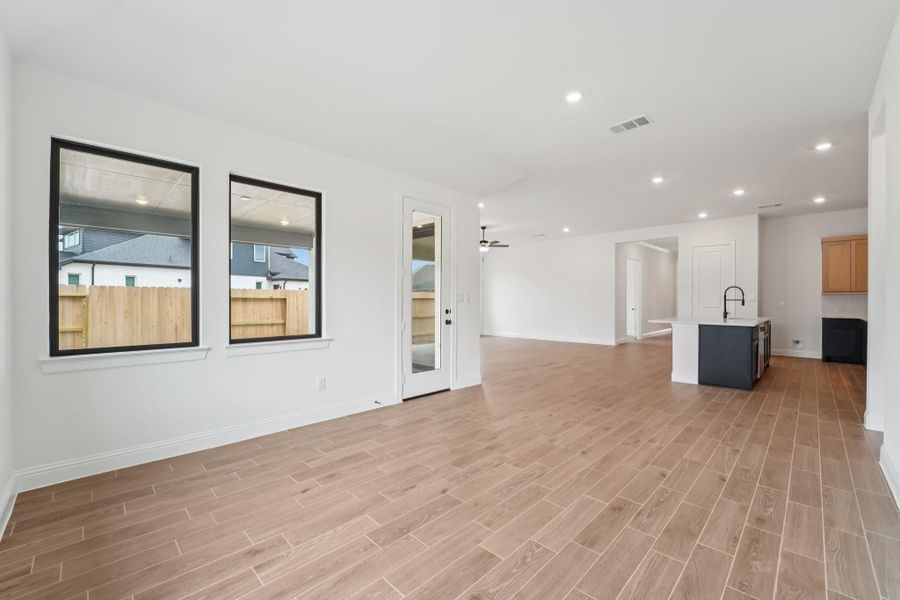 Spacious, unfurnished interior of a new home in Evergreen 55', Conroe (Image 24).