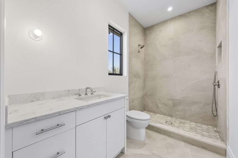 GUEST BATHROOM 5 - 2ND FLOOR